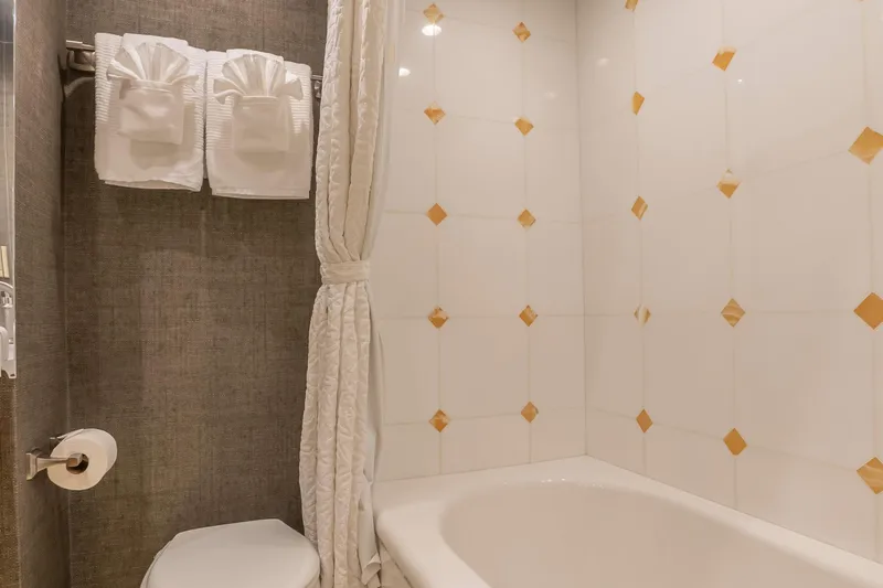 Gallopin Yacht Photos Pics Hatteras 80 Gallopin- VIP Stateroom Head