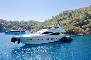 Sunseeker 90 Yacht