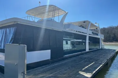 Thoroughbred Houseboat