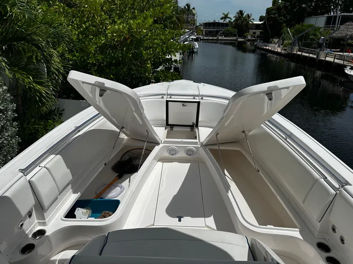  Yacht Photos Pics Forward Seating Storage