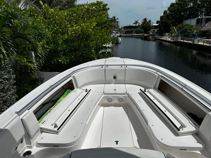  Yacht Photos Pics Forward Seating Storage