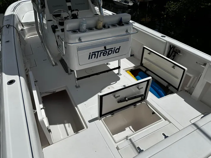  Yacht Photos Pics Left: Fish Box w/ Macerator, Middle: Livewell, Right: Storage