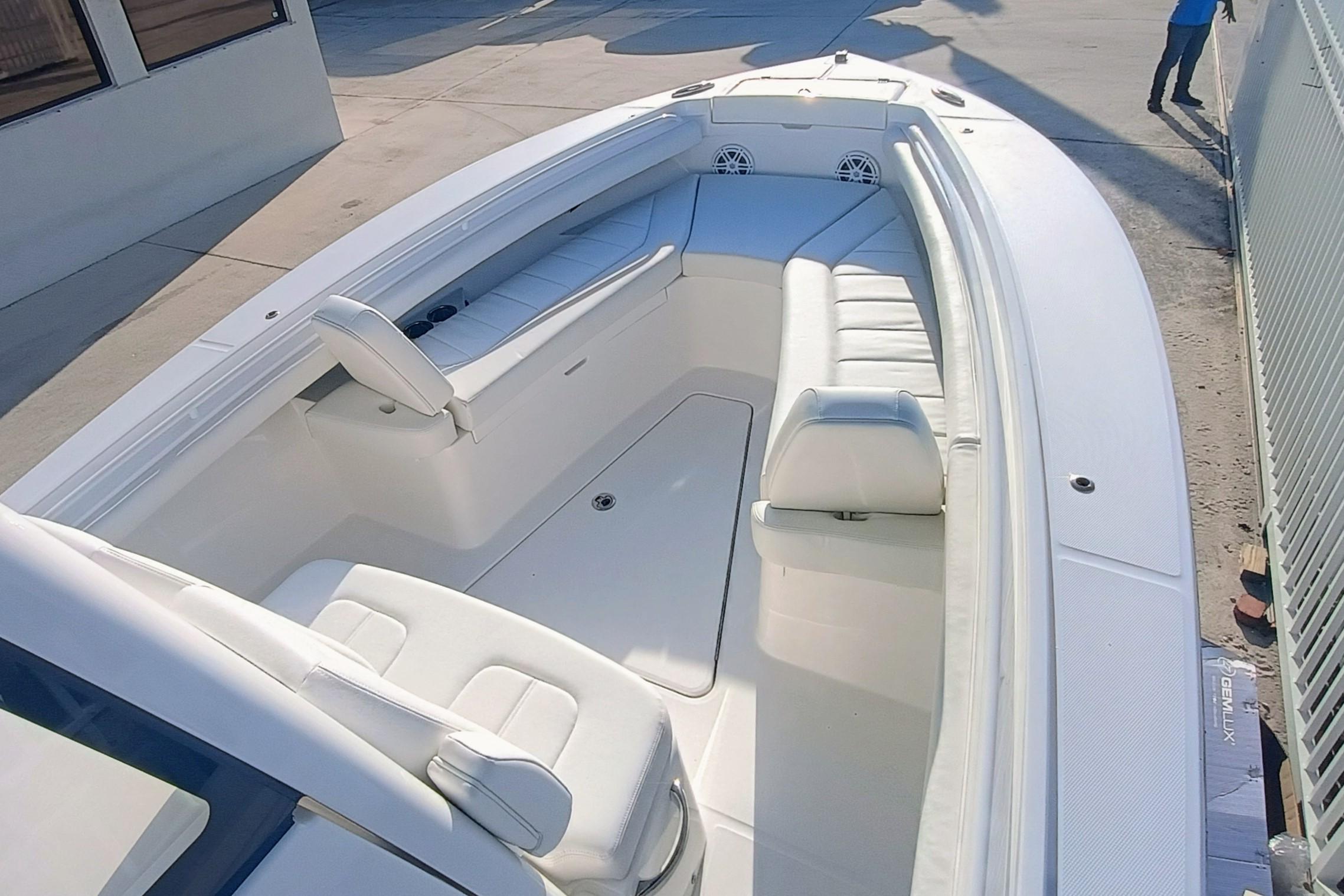 2025 Regulator 23 Center Console - Image 12