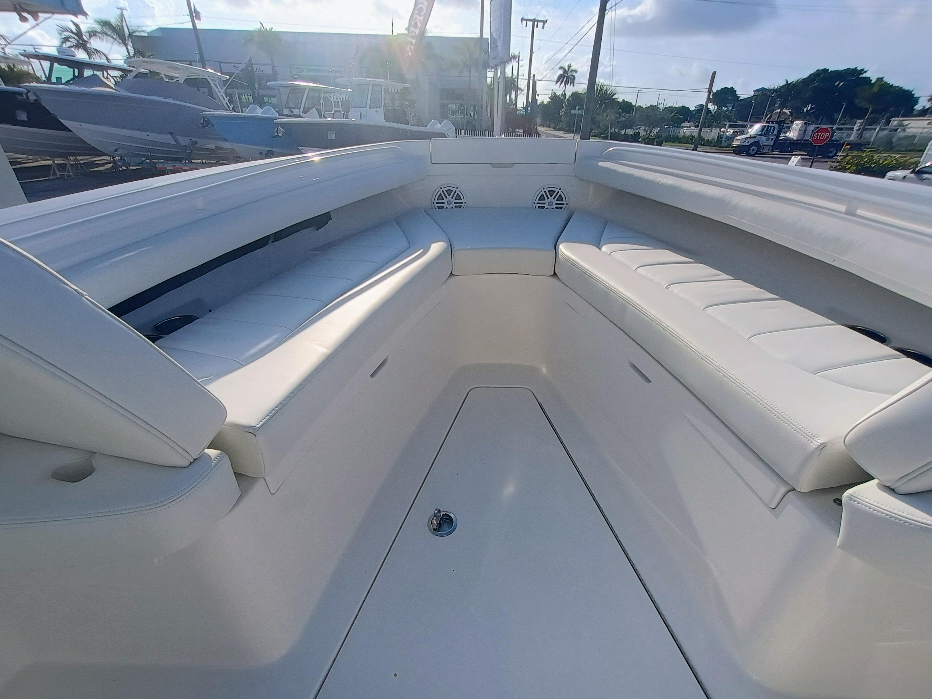 2025 Regulator 23 Center Console - Image 14