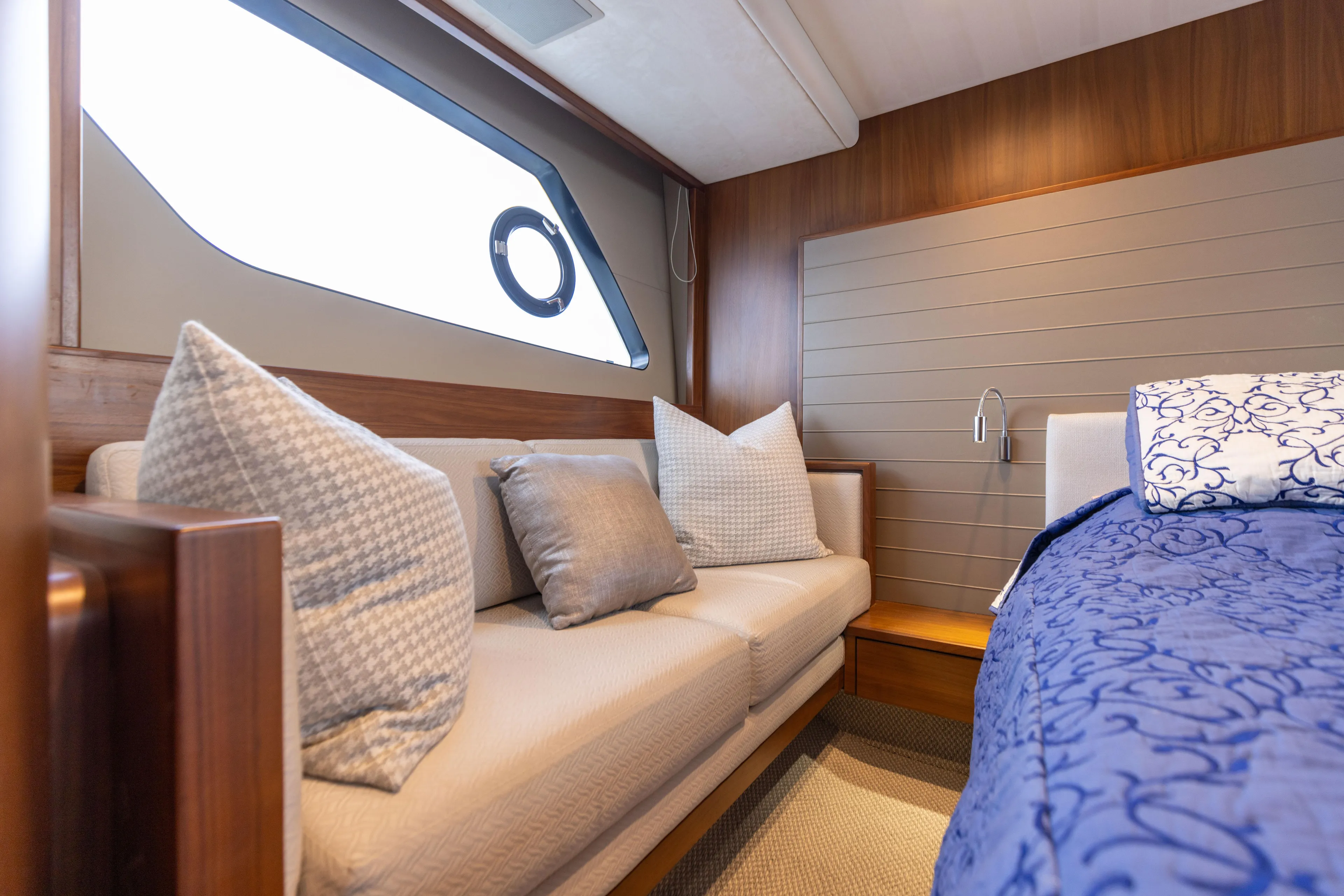 Lisa's Choice Yacht Photos Pics Princess 48 Lisa's Choice - Interior Cabin