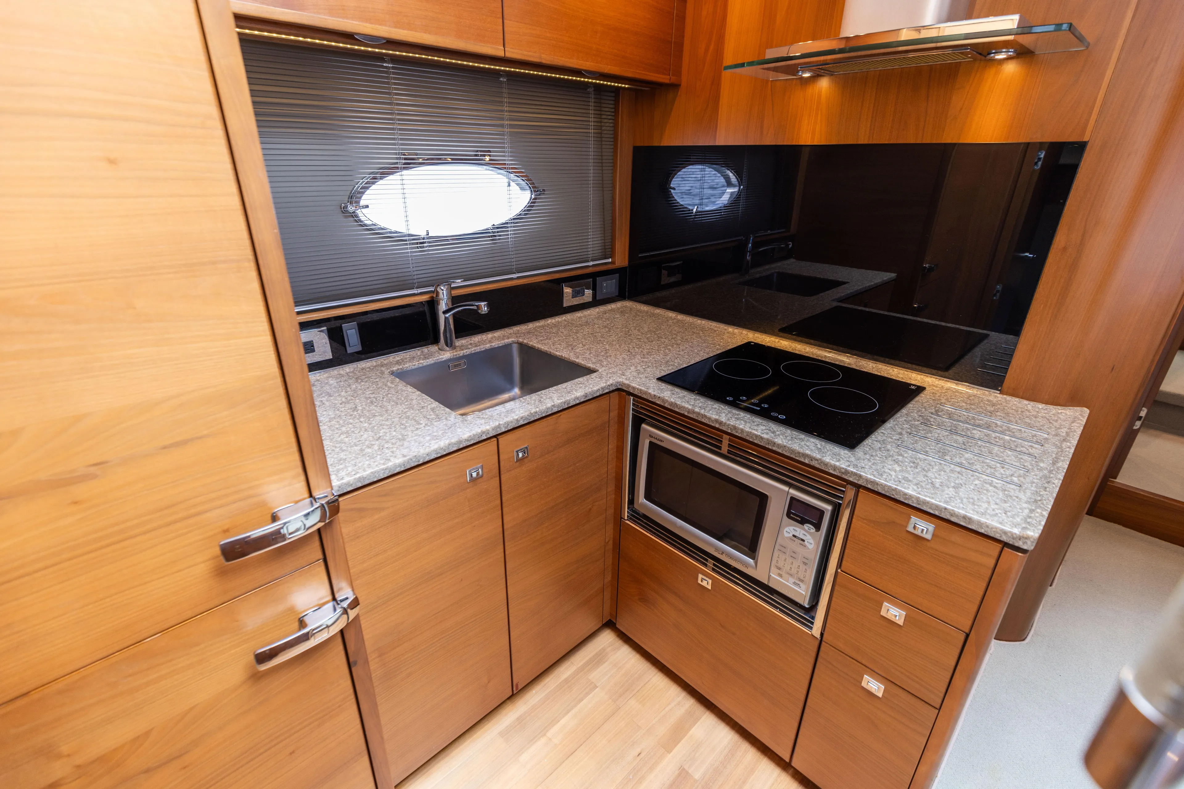 Lisa's Choice Yacht Photos Pics Princess 48 Lisa's Choice - Interior Cabin