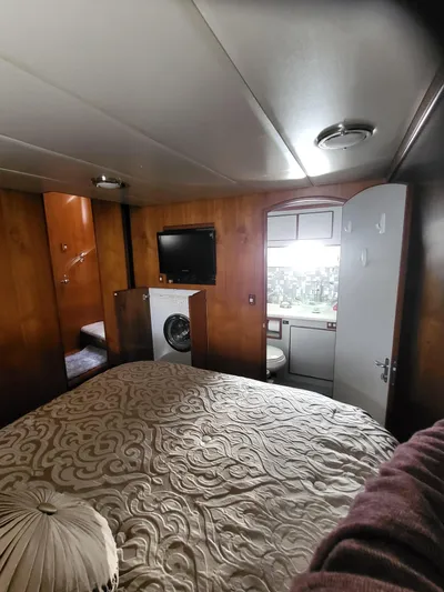 Dunn It Again Yacht Photos Pics Interior of 1997 McKinna 48' Pilot House with bed, TV, and bathroom.
