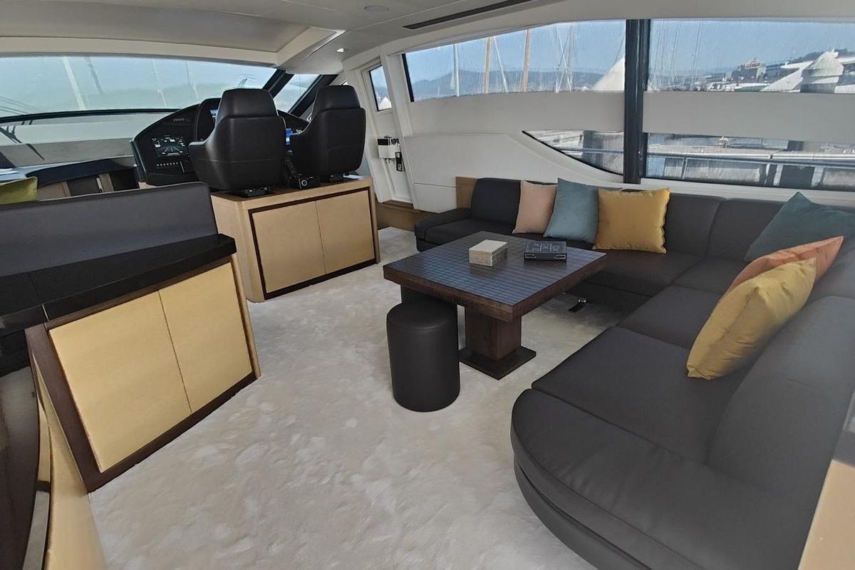 2010 Pershing 73 