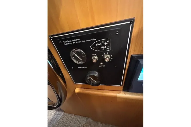 Aqua Billy Yacht Photos Pics 1995 Symbol Super Sedan dashboard with tank-level indicator and control panel.