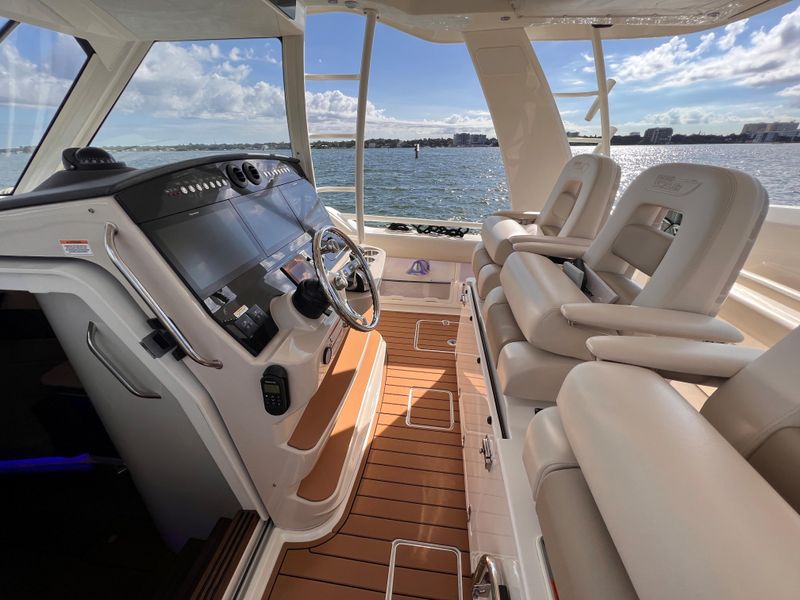 2020 Boston Whaler 420 OR