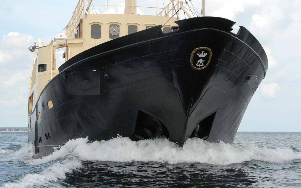 Explorer 35m trawler, 2012 model, navigating through ocean waves.