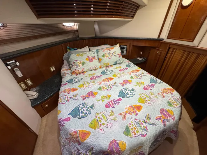  Yacht Photos Pics Cozy bedroom in 2000 Carver 450 Voyager Pilothouse with colorful fish-themed bedding.