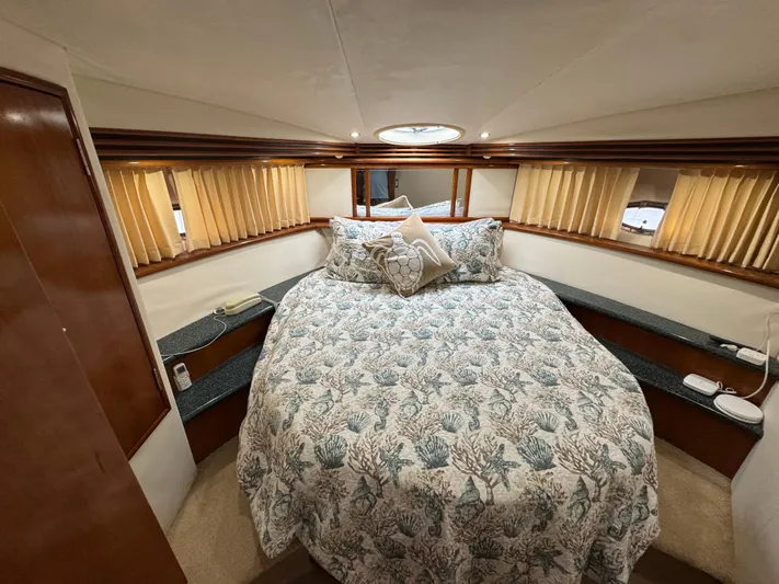  Yacht Photos Pics Luxurious bedroom in 2000 Carver 450 Voyager Pilothouse yacht with elegant bedding.