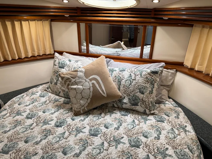  Yacht Photos Pics Luxurious 2000 Carver 450 Voyager Pilothouse bedroom with nautical-themed bedding.