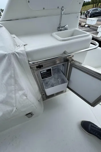  Yacht Photos Pics 2000 Carver 450 Voyager Pilothouse yacht with sink and ice maker on deck.