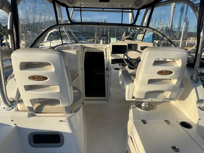  Yacht Photos Pics 2008 Boston Whaler 285 Conquest boat interior with helm and seating.