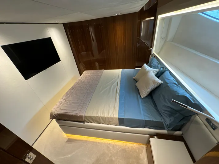 Altvs Yacht Photos Pics Luxurious bedroom in 2020 PerMare Amer F100 yacht with modern design and elegant furnishings.