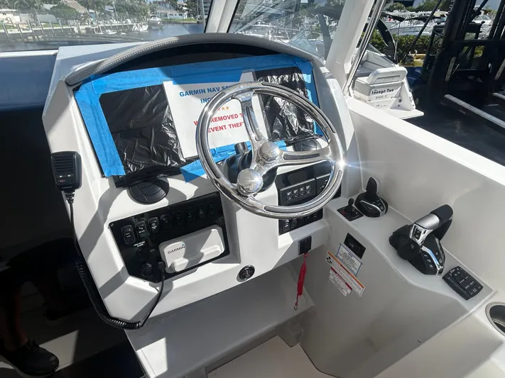  Yacht Photos Pics 2026 REGAL 33 SAV - Image 10