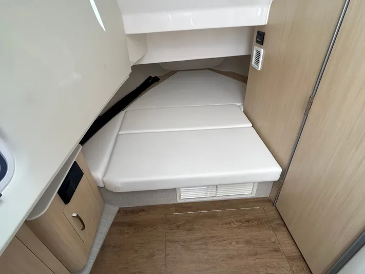  Yacht Photos Pics 2026 REGAL 33 SAV - Image 11