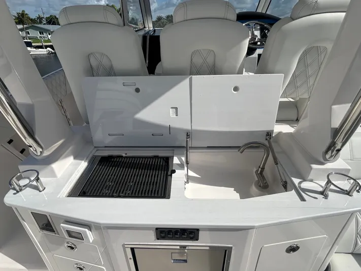  Yacht Photos Pics 2026 REGAL 33 SAV - Image 6