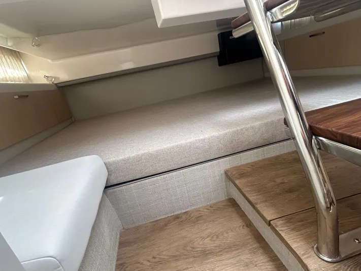  Yacht Photos Pics 2026 REGAL 33 SAV - Image 16