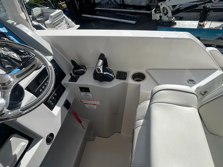  Yacht Photos Pics 2026 REGAL 33 SAV - Image 9