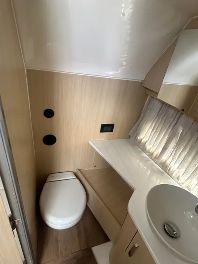  Yacht Photos Pics 2026 REGAL 33 SAV - Image 12