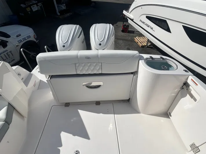  Yacht Photos Pics 2026 REGAL 33 SAV - Image 4