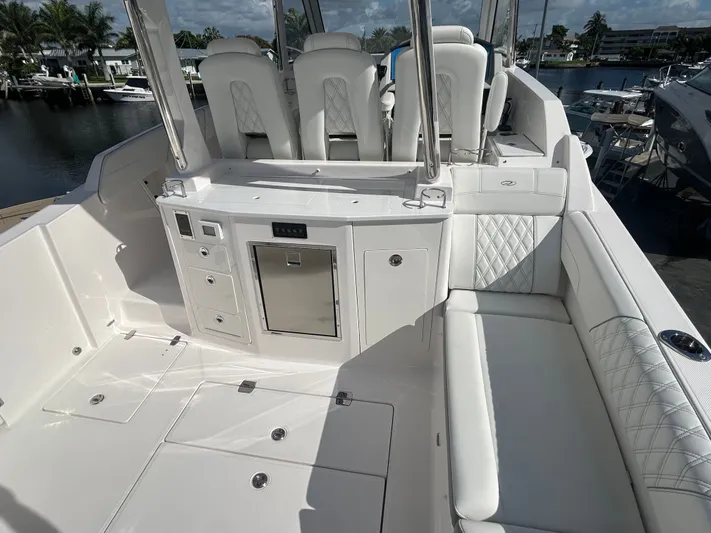  Yacht Photos Pics 2026 REGAL 33 SAV - Image 3