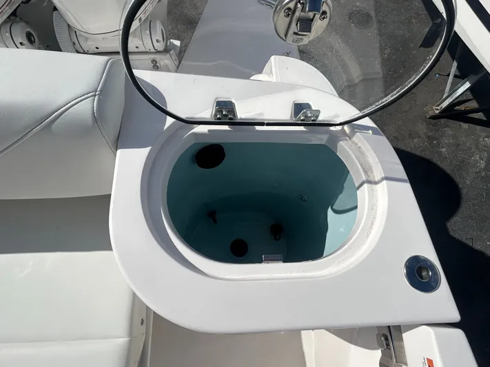  Yacht Photos Pics 2026 REGAL 33 SAV - Image 7