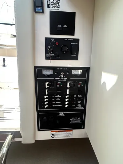  Yacht Photos Pics 2026 REGAL 33 SAV - Image 15