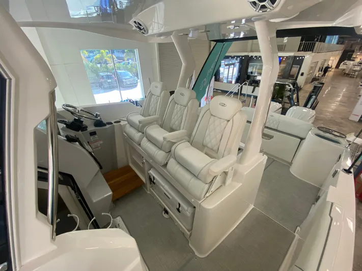  Yacht Photos Pics 2026 REGAL 33 SAV - Image 9