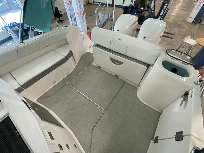  Yacht Photos Pics 2026 REGAL 33 SAV - Image 18