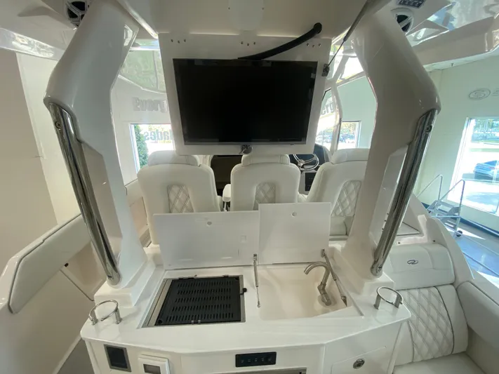  Yacht Photos Pics 2026 REGAL 33 SAV - Image 11