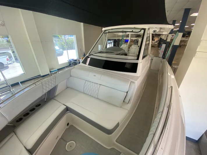  Yacht Photos Pics 2026 REGAL 33 SAV - Image 19