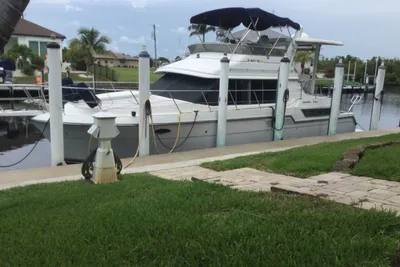 Carver 430 Cockpit Motor Yacht