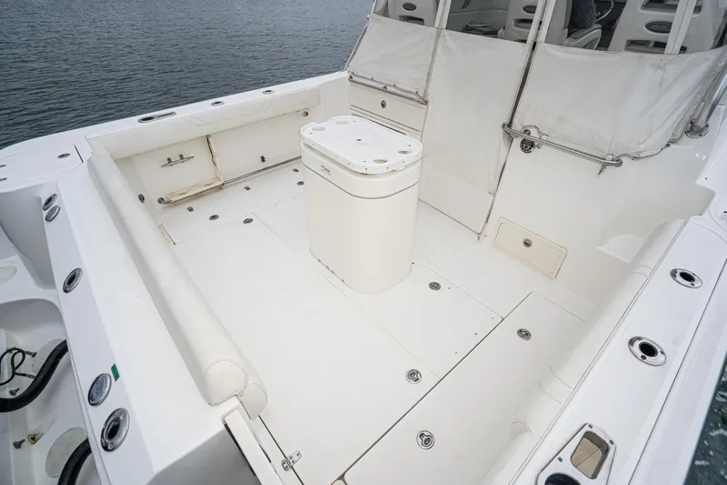 Luna Dei Pescatori Yacht Photos Pics 2009 Boston Whaler 345 Conquest boat deck, spacious and well-equipped for fishing.