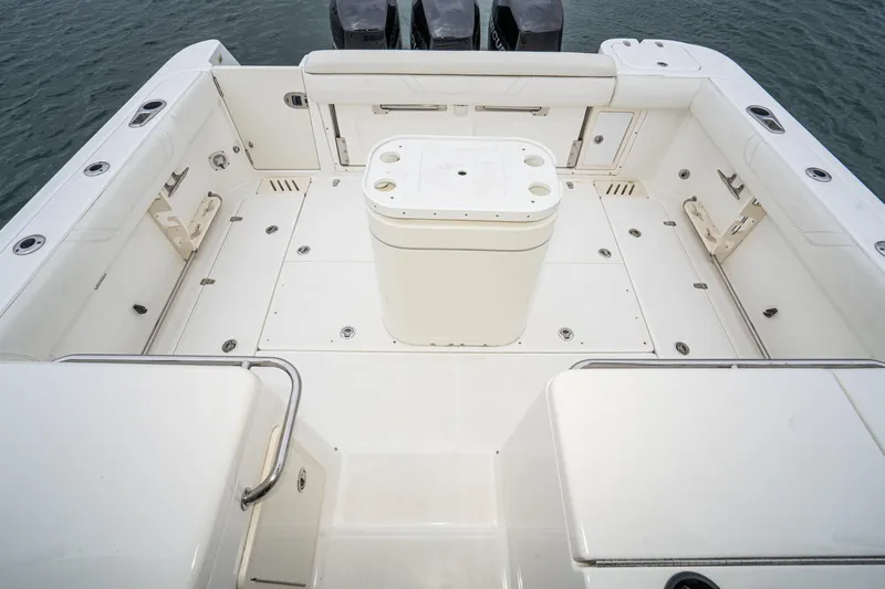 Luna Dei Pescatori Yacht Photos Pics 2009 Boston Whaler 345 Conquest boat deck with center console and seating.