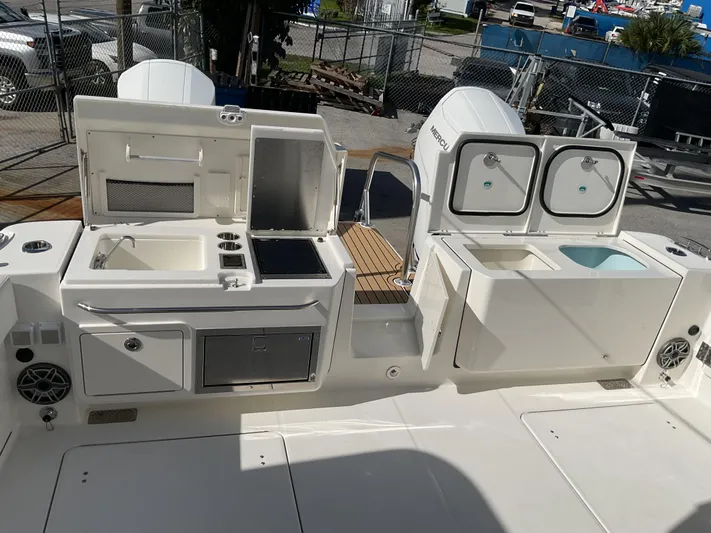 Pcm 51799 400dcis Yacht Photos Pics 2025 World Cat 400 DC-IS boat deck with kitchen and storage features.