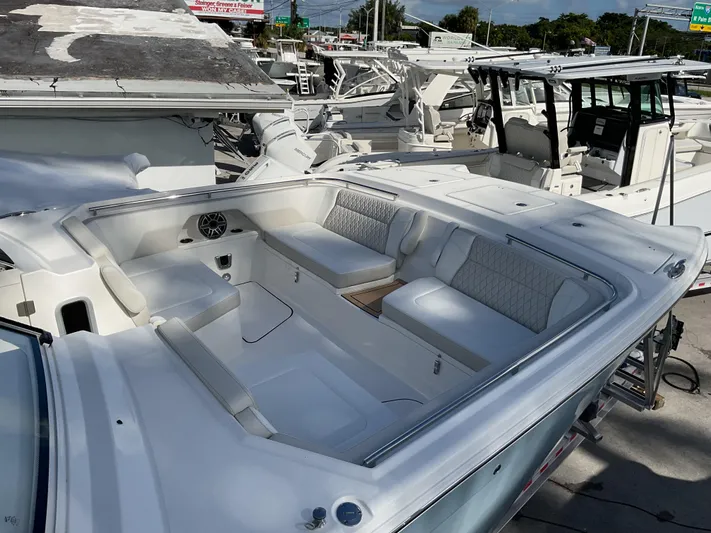 Pcm 51799 400dcis Yacht Photos Pics 2025 World Cat 400 DC-IS boat interior with spacious seating and modern design.