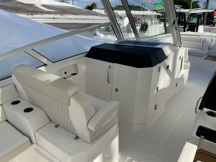 Pcm 51799 400dcis Yacht Photos Pics 2025 World Cat 400 DC-IS boat interior with white seating and modern design.