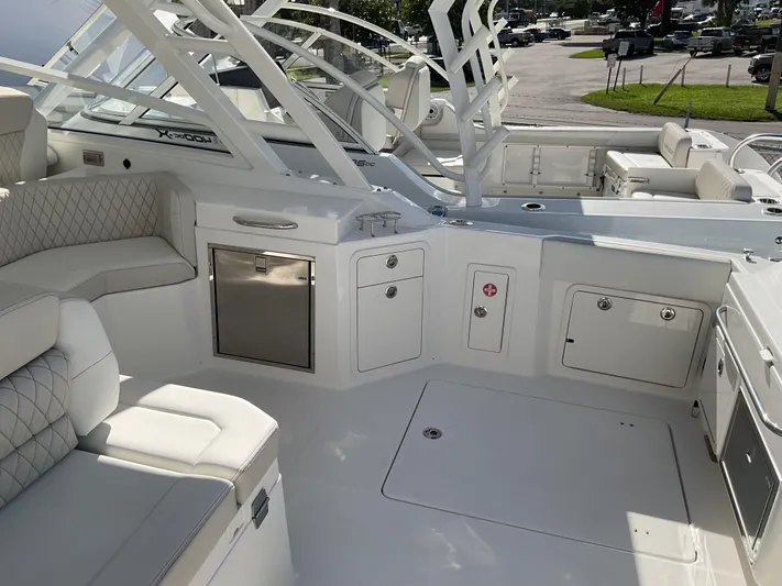 Pcm 51799 400dcis Yacht Photos Pics Luxurious 2025 World Cat 400 DC-IS boat interior with plush seating and modern amenities.