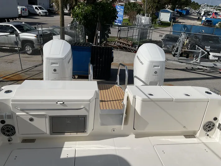 Pcm 51799 400dcis Yacht Photos Pics 2025 World Cat 400 DC-IS boat deck with twin outboard engines.