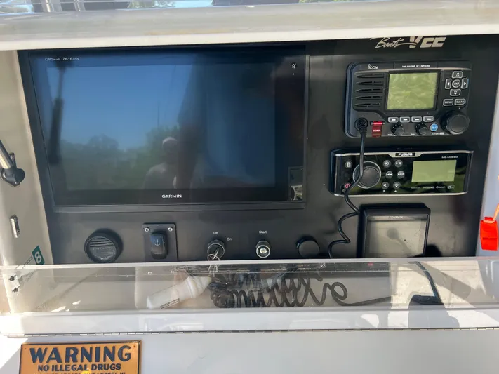  Yacht Photos Pics SeaVee 32 Cuddy Diesel-Helm