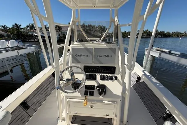  Yacht Photos Pics 2023 Pathfinder 2600 TRS boat console with Garmin displays, docked by the water.