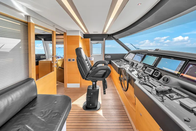 D'vinci Yacht Photos Pics Luxurious 2015 Custom Line Navetta 28 yacht helm with panoramic ocean view.