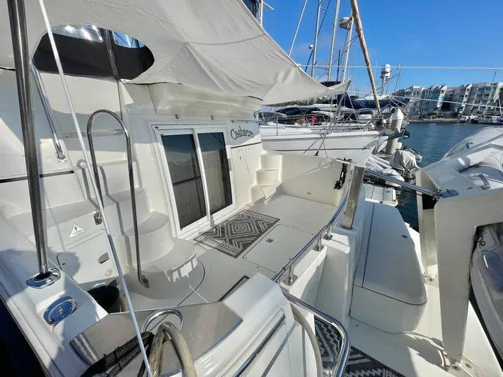  Yacht Photos Pics 2004 Carver 44 Cockpit Motor Yacht docked, featuring spacious deck and modern amenities.