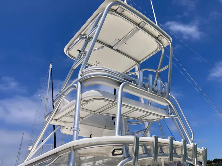 Alibi Yacht Photos Pics 2006 Rampage Express Offshore Tower against a clear blue sky.