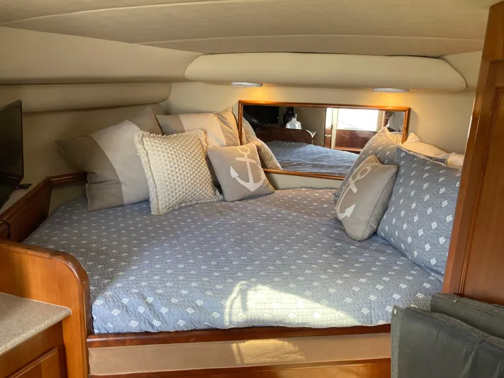 Alibi Yacht Photos Pics Luxurious 2006 Rampage Express Offshore Tower cabin with cozy bedding and nautical-themed pillows.