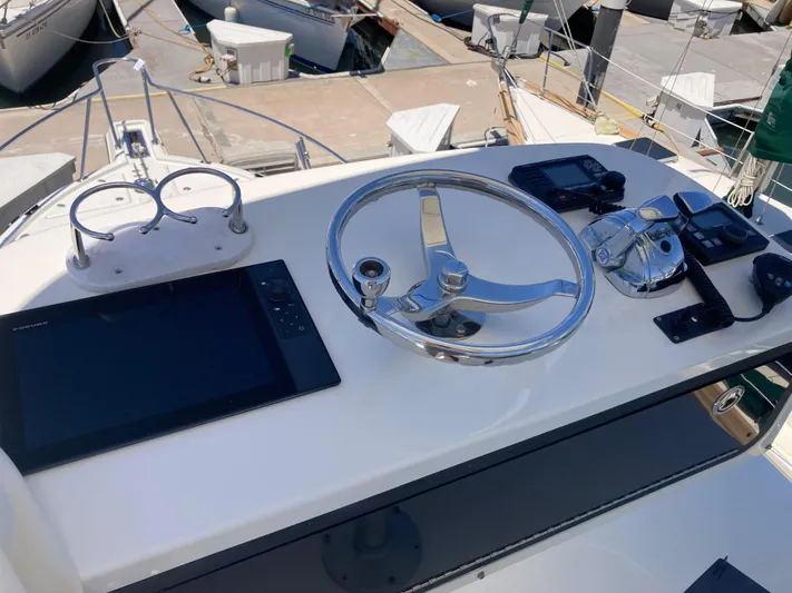Alibi Yacht Photos Pics Helm of 2006 Rampage Express Offshore Tower with steering wheel and navigation equipment.